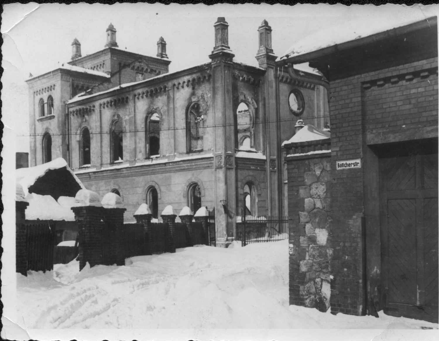 Spalona synagoga w Tarnwoskich Górach. Kopia zdjęcia z lat 40. XX w., ze zbiorów Muzeum w Tarnowskich Górach